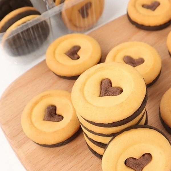 Bánh Quy hình tròn vàng nâu có trái tim màu nâu đậm ở giữa (gói 220gam).
