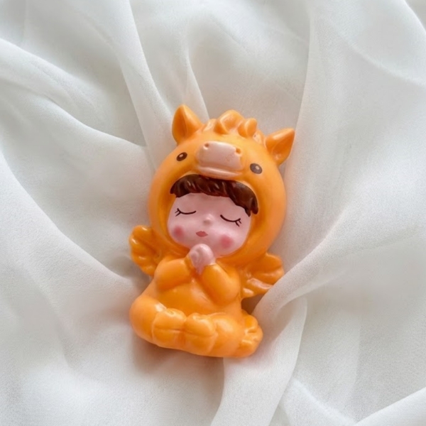 Tượng nhựa cứng -Ngựa màu VÀNG.