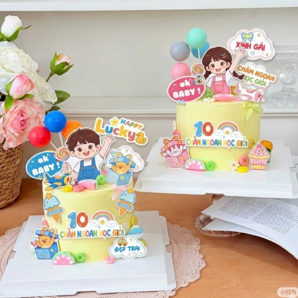 Combo 5 set giấy SX - Bé GÁI áo yếm hồng, giơ tay phát biểu và 1 tay cầm kẹo mút.