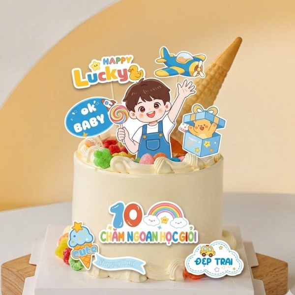 Combo 5 set giấy SX - Bé Trai áo yếm xanh, giơ tay phát biểu và 1 tay cầm kẹo mút.