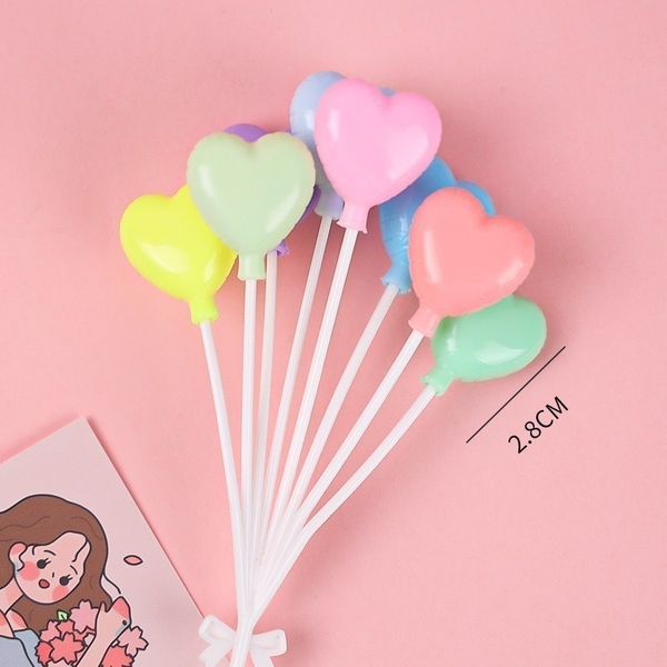 Chùm 8 trái tim nhựa sắc màu.