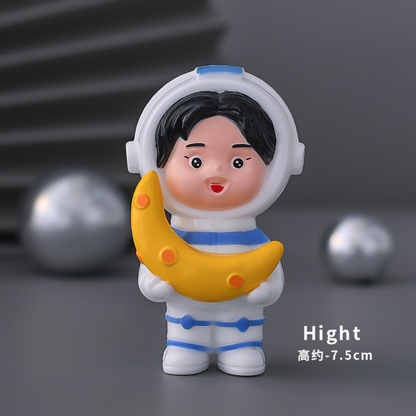 Tượng phi hành gia nhựa đẹp (mẫu ôm trăng vàng).