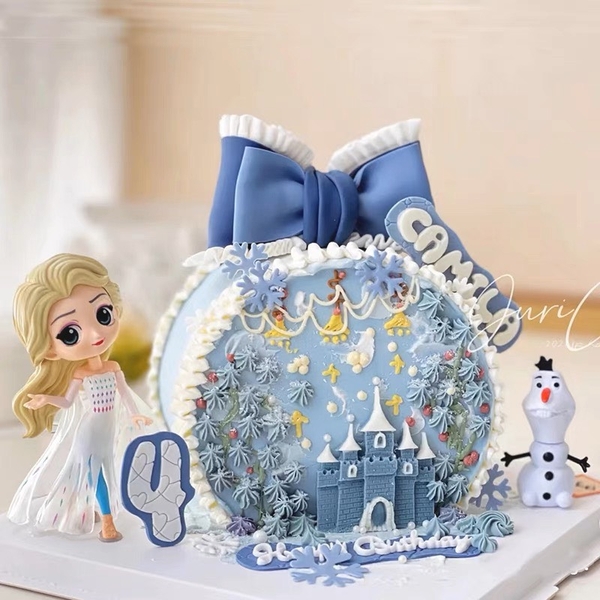 Tượng người tuyết Olaf.