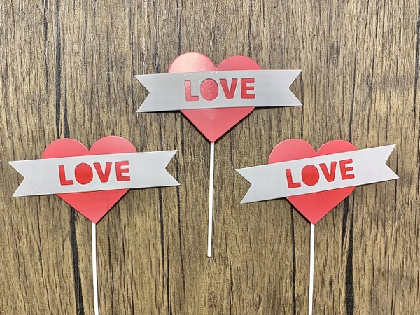 Set giấy 3 cây cắm trái tim đỏ gắn chữ love.