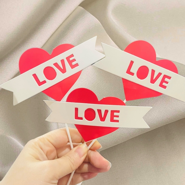 Set giấy 3 cây cắm trái tim đỏ gắn chữ love.