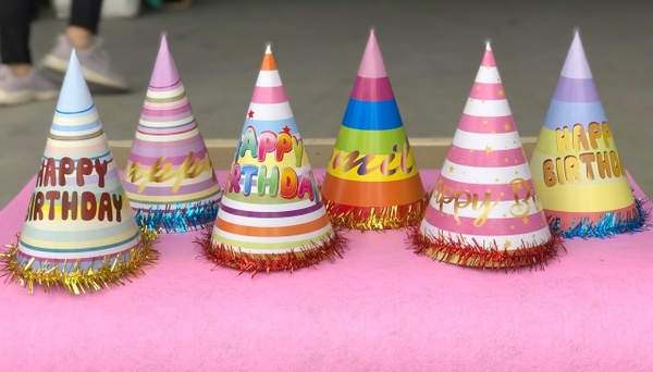 100 mũ kim tuyến HD (cầu vồng mix mẫu) 17x26cm..