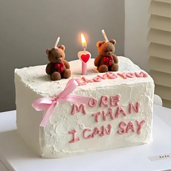 Vỉ 6 cây nến hồng gắn trái tim.