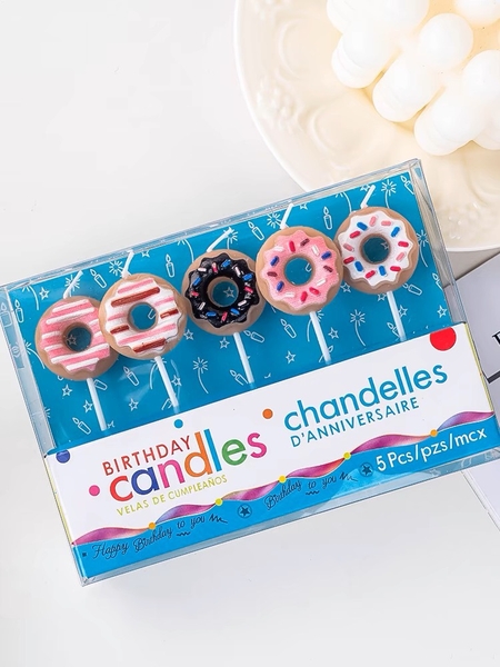 Vi 5 cây nến hình bánh donut.