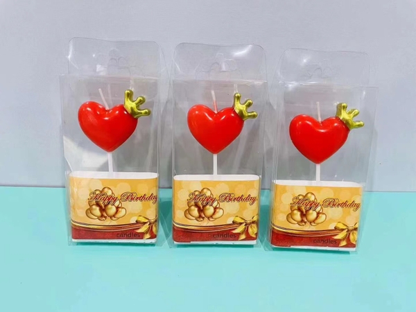 Nến trái tim đỏ đội vương miện.