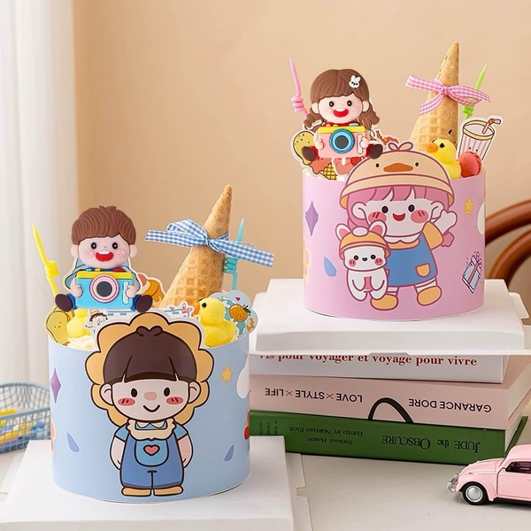 Tượng nhựa dẻo dày-em bé TRAI và máy ảnh.