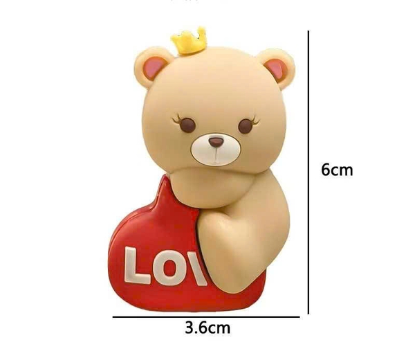 Tượng silicon - Gấu đội vương miện vàng ôm trái tim đỏ chữ love trắng.