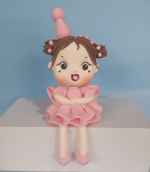 Tượng chibi đất nặn - Bé GÁI váy hồng đội mũ sinh nhật.
