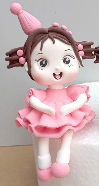 Tượng chibi đất nặn - Bé GÁI váy hồng đội mũ sinh nhật.