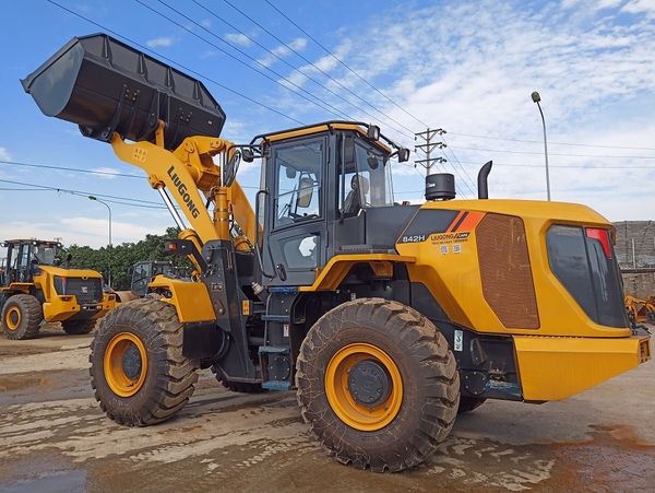 may-xuc-lat-liugong-clg842h-gau-2-9m3-xuc-lat-hai-au-2024