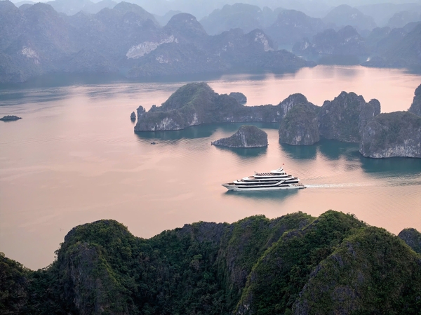 The Little Kitchen: Nâng Tầm Trải Nghiệm Ẩm Thực Trên Vịnh Hạ Long