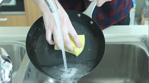 Tại sao không được rửa chảo chống dính ngay sau khi nấu?