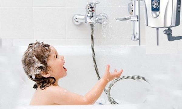 Làm thế nào để sử dụng bình nóng lạnh an toàn cho trẻ nhỏ?