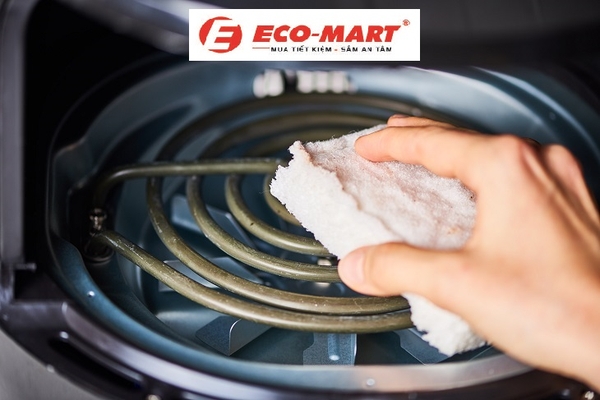 Cách vệ sinh phụ kiện nồi chiên không dầu nhanh chóng, hiệu quả.