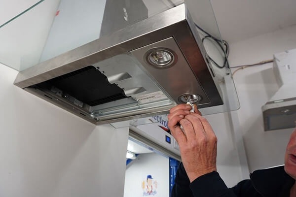 Lỗi thường gặp ở máy hút mùi và cách giải quyết đơn giản tại nhà