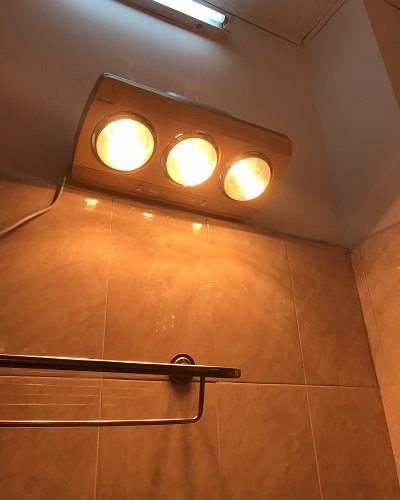 Sử dụng bóng đèn sưởi trong nhà tắm có an toàn không ?
