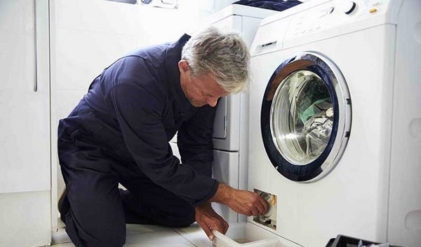 Máy giặt không thoát được nước? Nguyên nhân và cách khắc phục