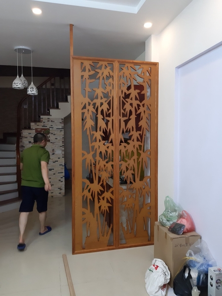 vach-ngan-phong-khach-hien-dai-thu-hut-may-man