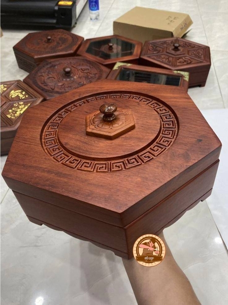 hop-dung-mut-tet-luc-giac-nap-tron-bang-go-huong