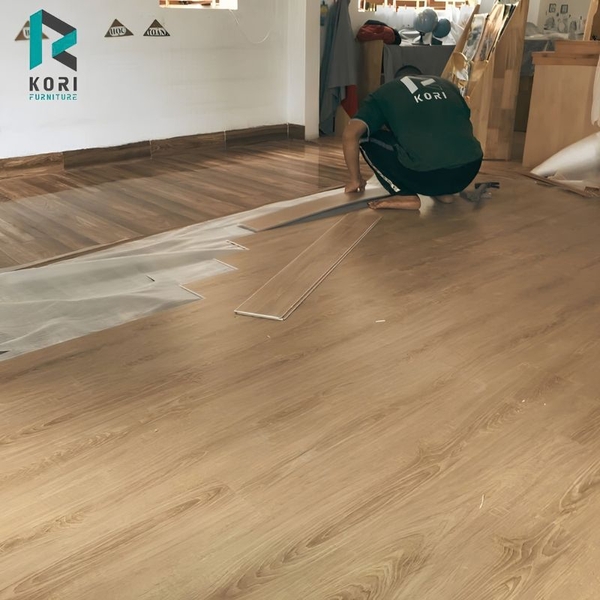 Sàn nhựa giả gỗ chống ẩm trong phòng khách hiện đại