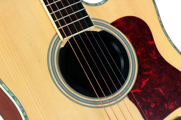 nut-bit-lo-thoat-am-guitar-cao-su-giam-hu-chong-bui-de-lap-dat