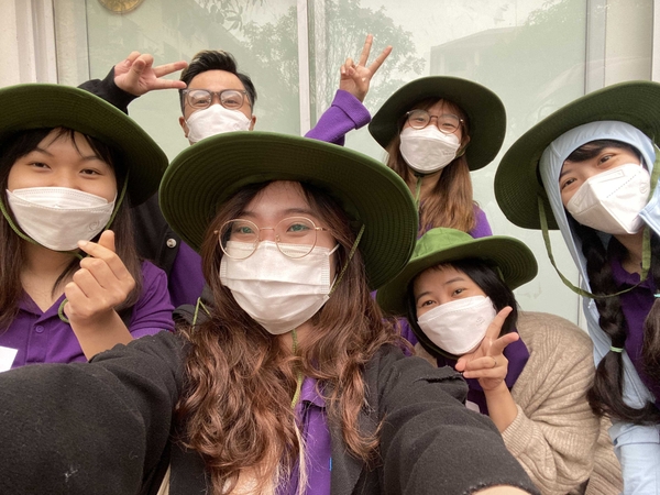 Các thầy cô năm nhất Khoa Nhật đến Hola   