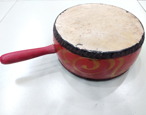 trong-dan-toc-trong-ban-co-tay-cam-dk20cm-go-mit-son-do
