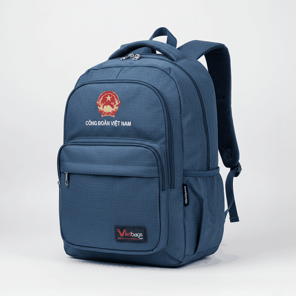 Mẫu balo công đoàn cao cấp do Vietbags sản xuất được cán bộ công nhân viên sử dụng trong sinh hoạt hàng ngày, thiết kế bền đẹp với logo in sắc nét, khẳng định uy tín thương hiệu Vietbags trong lĩnh vực may túi xách quà tặng.