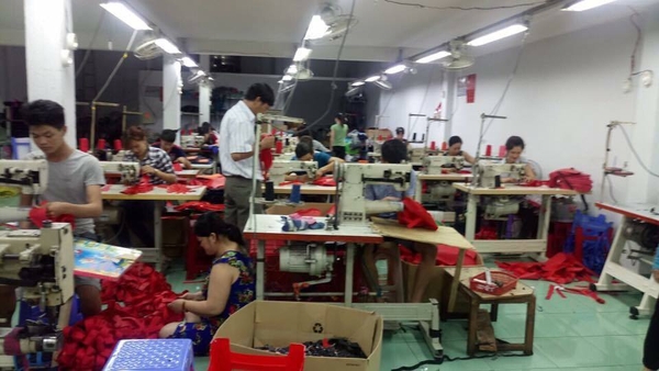 quy trình sản xuất balo túi xách chuyên nghiệp, hiện đại tại xưởng may thương hiệu Vietbags