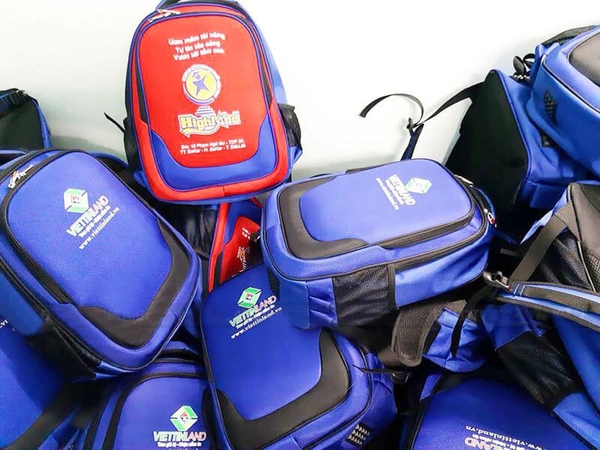 Hình ảnh nhân viên năng động đeo balo in logo thương hiệu được sản xuất tỉ mỉ bởi Vietbags, thiết kế hiện đại phù hợp làm quà tặng doanh nghiệp cao cấp.