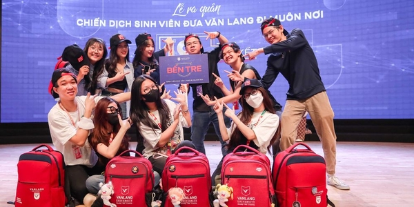 Hình ảnh sinh viên năng động đeo balo Văn Lang do Vietbags sản xuất, minh họa cho thông điệp đưa thương hiệu Văn Lang đi muôn nơi