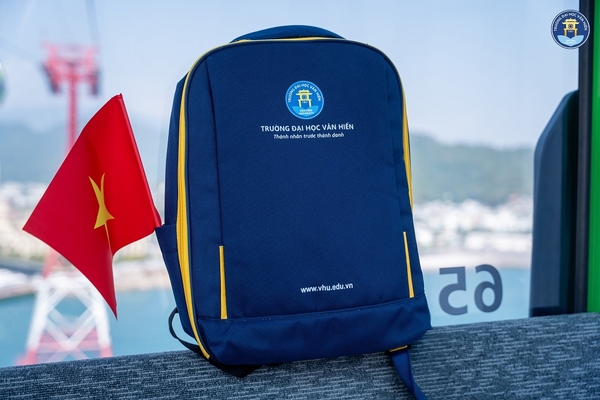 Sinh viên Đại học Văn Hiến mang balo VHU đi du lịch Nha Trang, biểu tượng tuổi trẻ năng động và tinh thần học tập hứng khởi