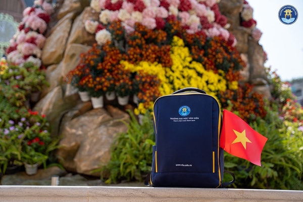 Mẫu balo VHU in logo trường Đại học Văn Hiến, được may tại xưởng VIETBAGS – Trọng Phát, chất liệu bền đẹp, đường may chắc chắn