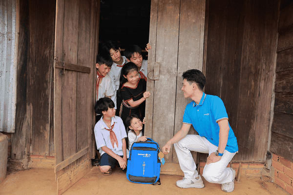 Tặng balo học sinh