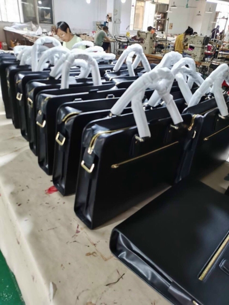 xưởng sản xuất trực tiếp cặp da