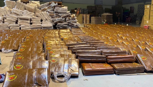 Xưởng sản xuất cặp da đại hội