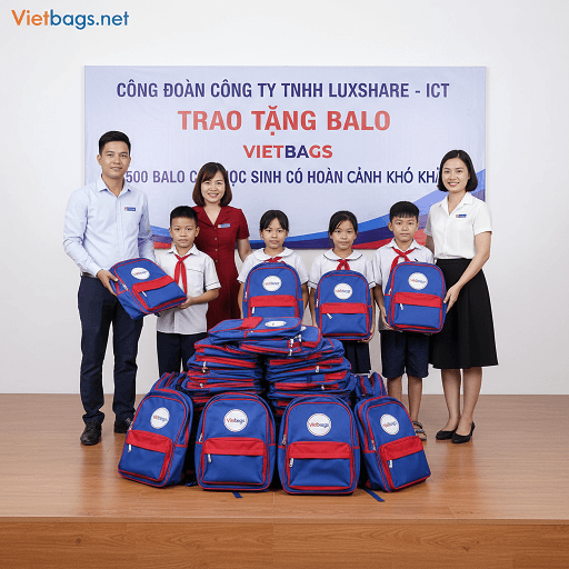Đại diện Công đoàn Công ty TNHH Luxshare - ICT trao tận tay 500 chiếc balo học sinh chất lượng cao từ thương hiệu Vietbags cho các em nhỏ có hoàn cảnh khó khăn, sản phẩm Vietbags đồng hành cùng hoạt động thiện nguyện đầy ý nghĩa.
