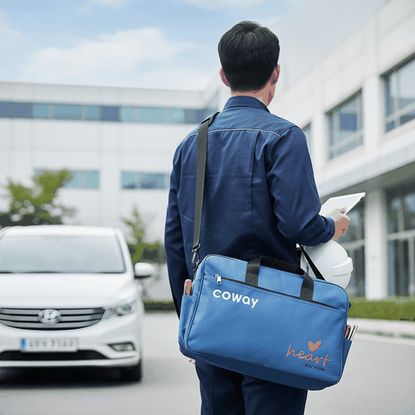 Hình ảnh thực tế kỹ thuật viên đang sử dụng túi đựng dụng cụ COWAY cao cấp do xưởng Vietbags sản xuất, thiết kế bền bỉ và chuyên nghiệp trong môi trường làm việc.