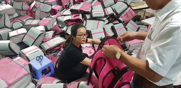 Công nhân xưởng VietBags may balo in logo theo yêu cầu – quy trình tỉ mỉ chuẩn xuất khẩu