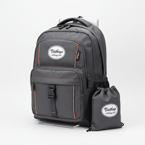 Khách hàng hào hứng nhận balo quà tặng cao cấp được sản xuất bởi xưởng may Vietbags trong sự kiện tri ân, thiết kế balo Vietbags nổi bật với logo thêu sắc nét và chất liệu bền bỉ.