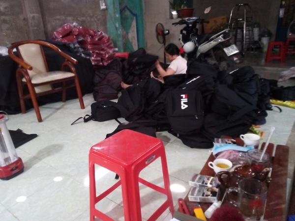 Đóng gói balo học sinh quà tặng từ thiện tại xưởng VIETBAGS – Trọng Phát, chuẩn bị giao cho các chương trình thiện nguyện toàn quốc