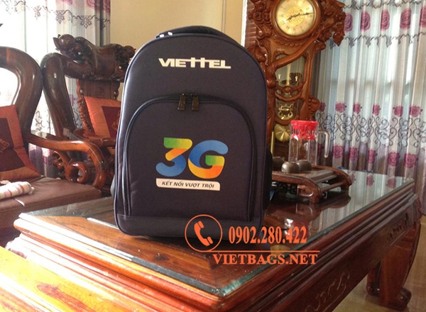 Góc nhìn thực tế giải pháp balo in logo thương hiệu sắc nét và chuyên nghiệp, được sản xuất trực tiếp tại xưởng may Vietbags dành cho doanh nghiệp làm quà tặng quảng bá thương hiệu.