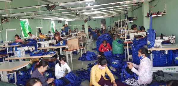 Kiểm tra chất lượng balo in logo trước khi giao hàng – xưởng sản xuất balo uy tín Hà Nội