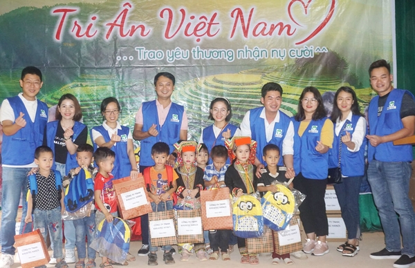 Mẫu balo học sinh quà tặng từ thiện được may tại xưởng VIETBAGS – Trọng Phát, thiết kế đơn giản, nhẹ, bền, giá tận xưởng