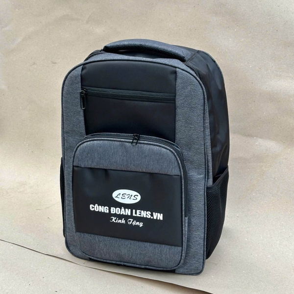 Balo công đoàn thương hiệu Vietbags được sắp xếp tinh tế cùng các phụ kiện văn phòng theo phong cách flatlay hiện đại, làm nổi bật chất liệu cao cấp và logo Vietbags sắc nét.