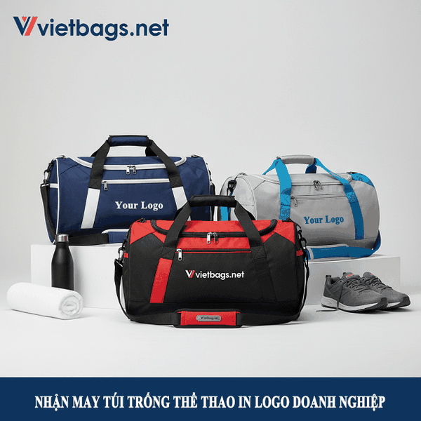 Bố cục sắp xếp vật dụng phong cách bên cạnh mẫu túi trống thể thao in logo doanh nghiệp sắc nét, sản phẩm được thiết kế và sản xuất tỉ mỉ tại xưởng may Vietbags.